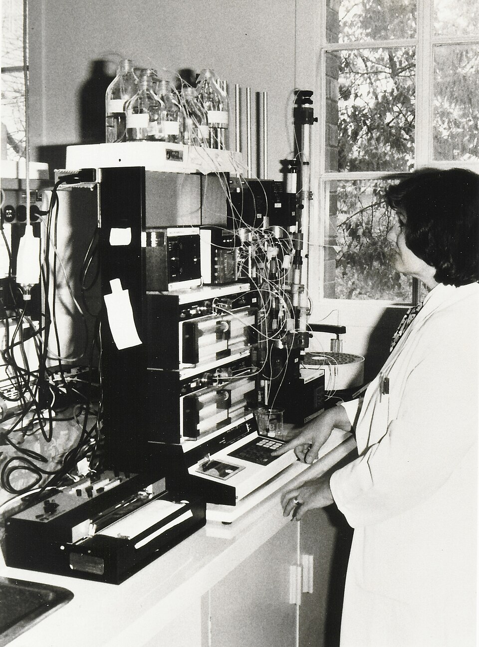 CSIRO ScienceImage 4370 Laboratory equipment.jpg